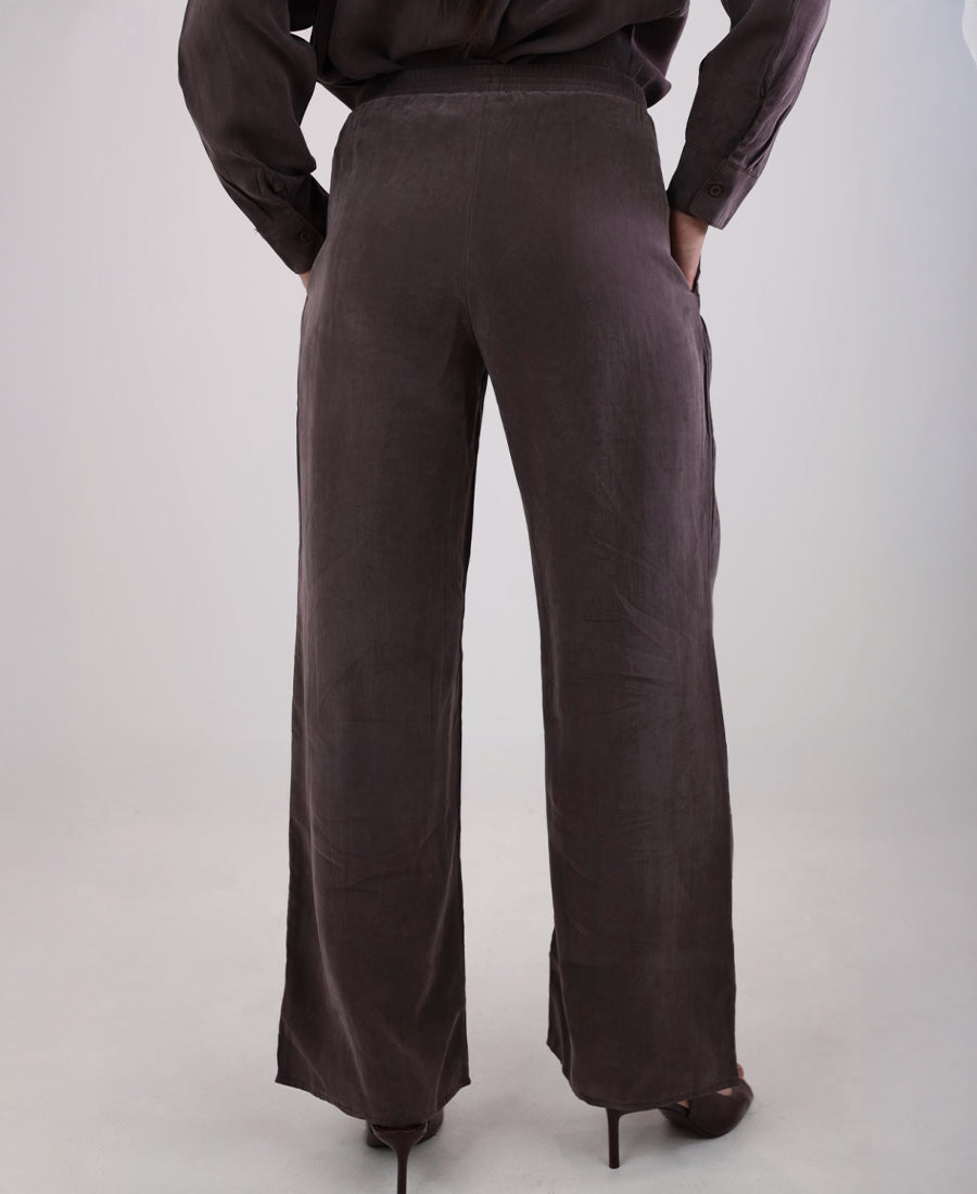 Butter fabric trousers with an elastic waistband