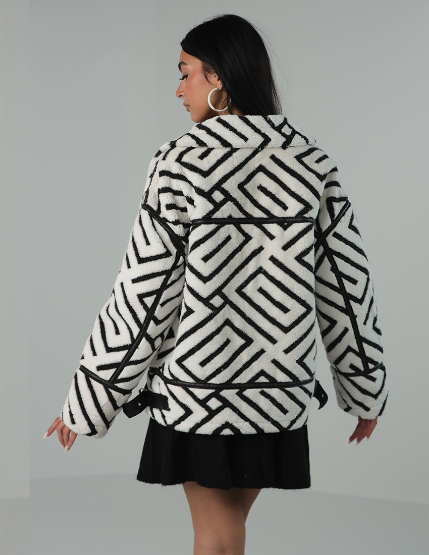 جاكيت فرو هندسي برقبة عالية وسحاب