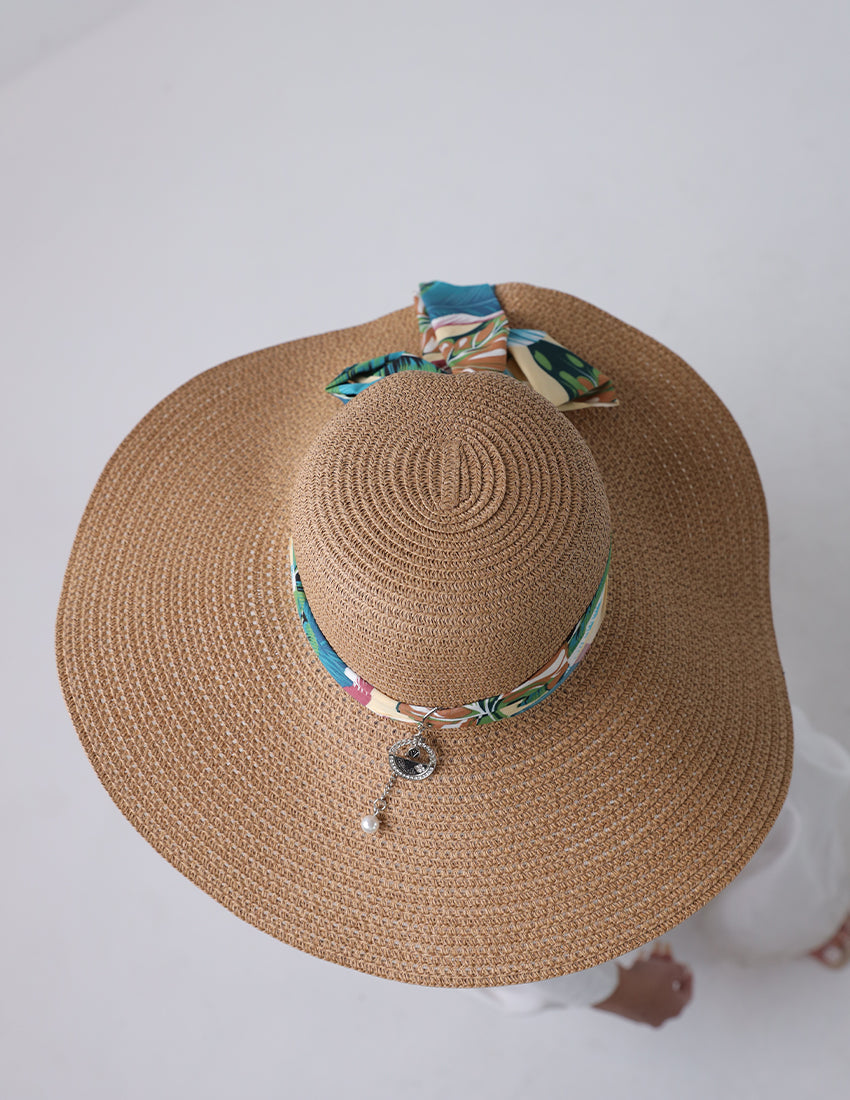 Wide Round hat with scarf