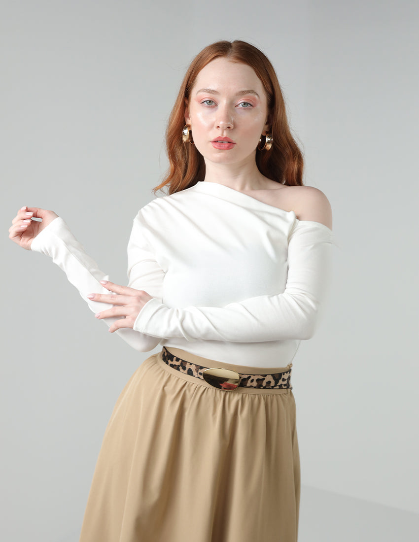 بلوزة بأكمام طويلة وأكتاف مكشوفة