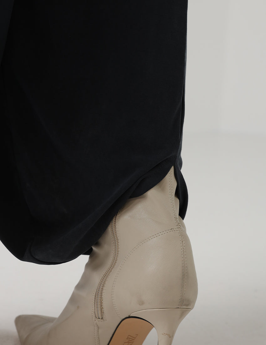 جمبسوت بدون أكمام مع خصر مطاطي وساقين واسعتين