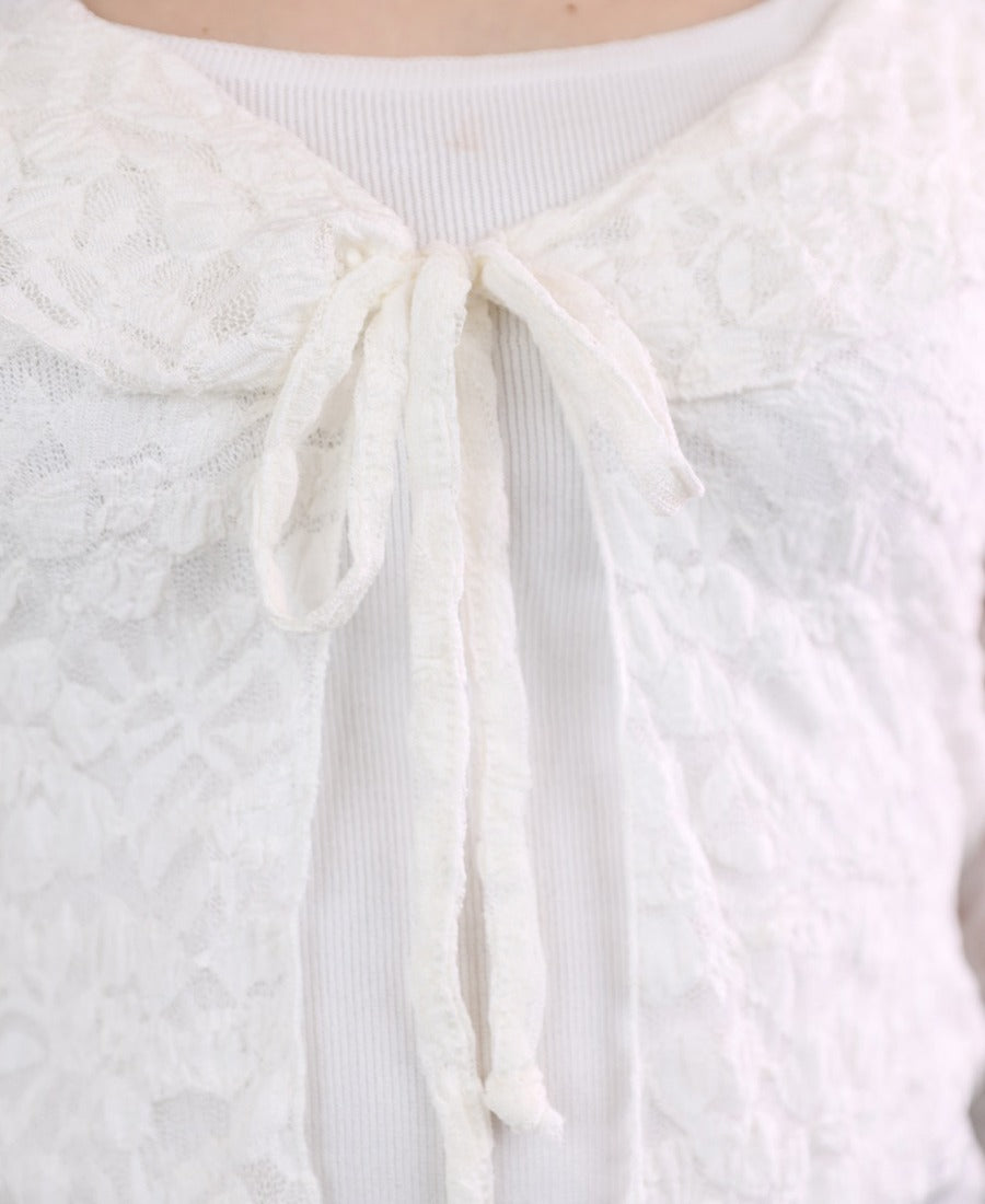 Lace cardigan with ruffles at the chest and tied in the middle