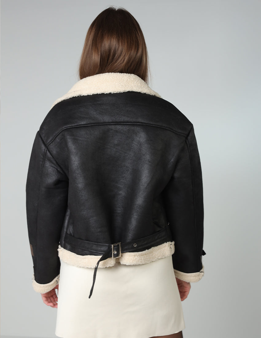 سترة مبطنة بالصوف مع أحزمة للخصر والأكمام