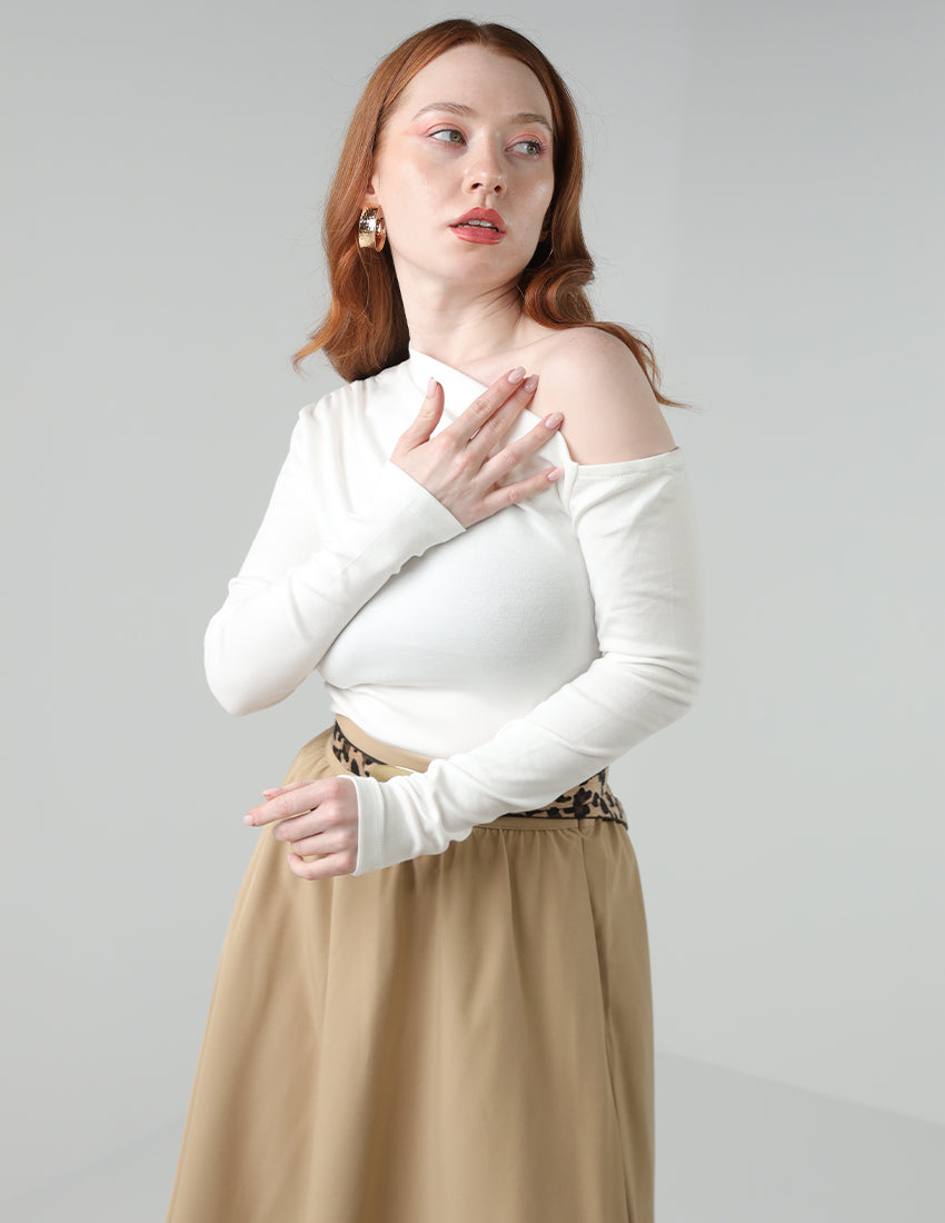 بلوزة بأكمام طويلة وأكتاف مكشوفة