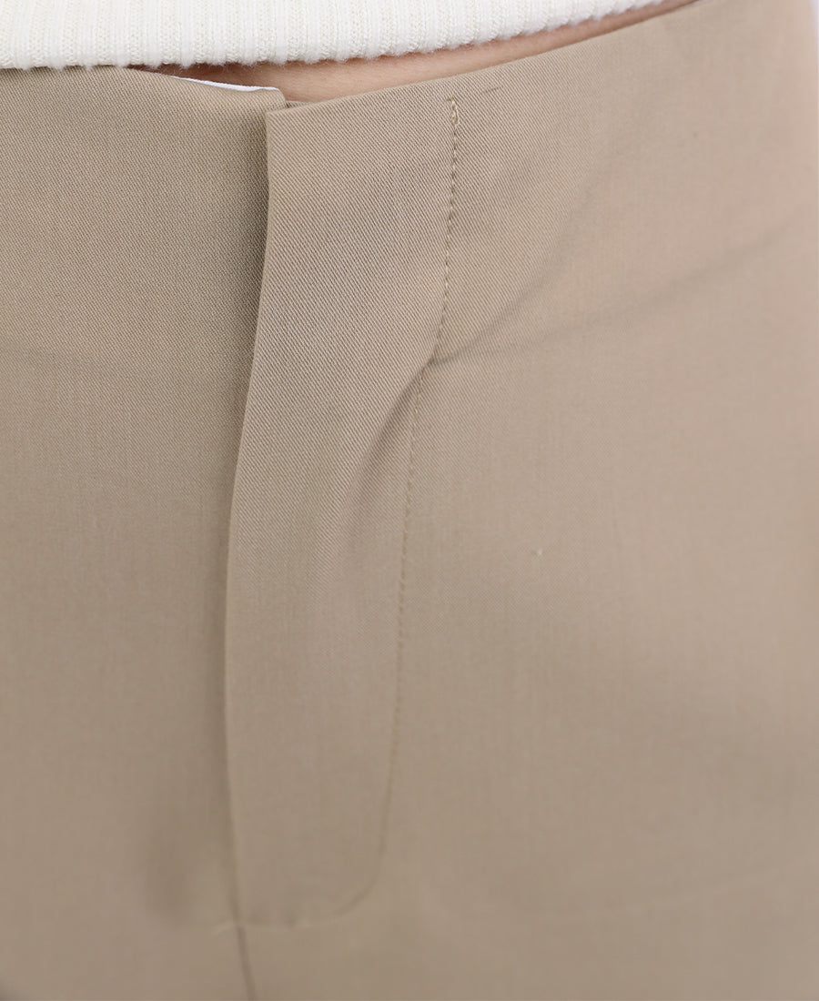 Strict pants with two buttons at the bottom of the leg