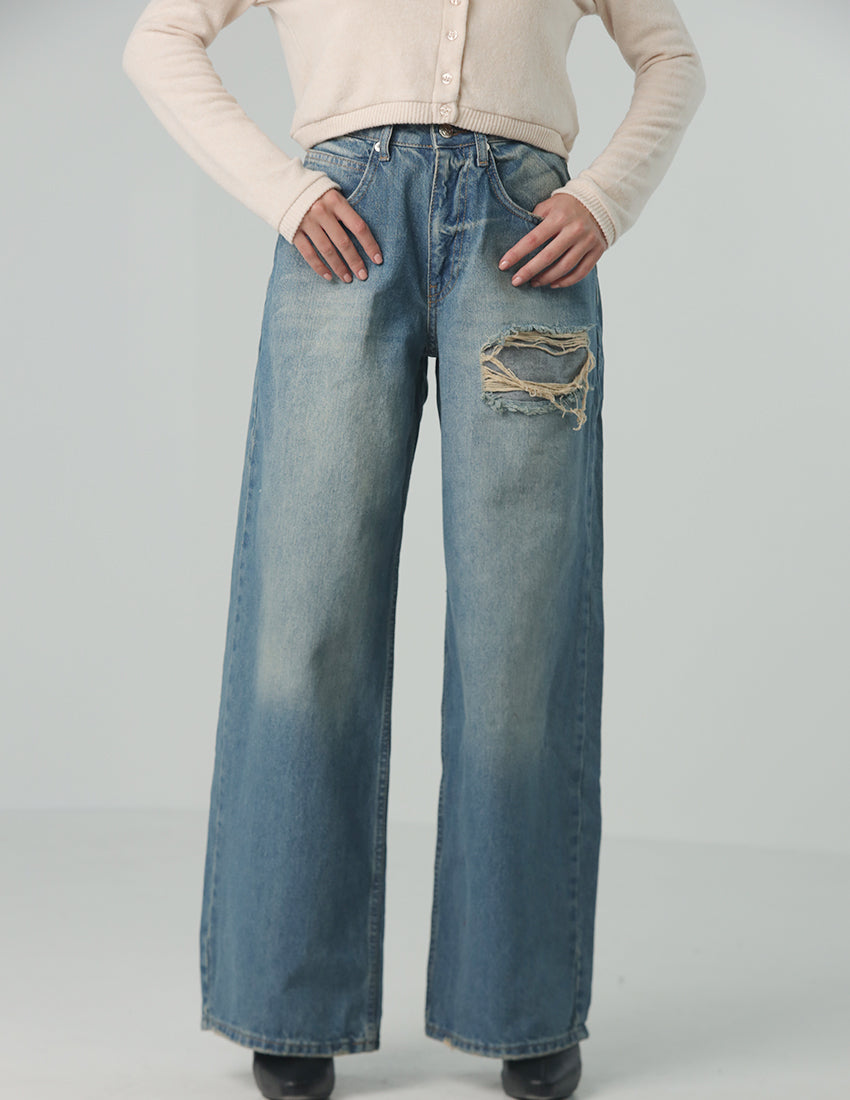 بنطال جينز أزرق ممزق واسع الساقين