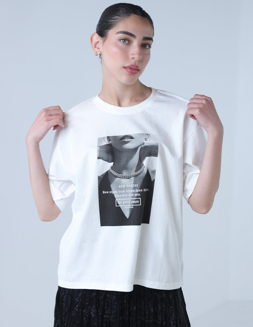 تي شيرت مطبوع عليه صورة فتاة مع كلمات.