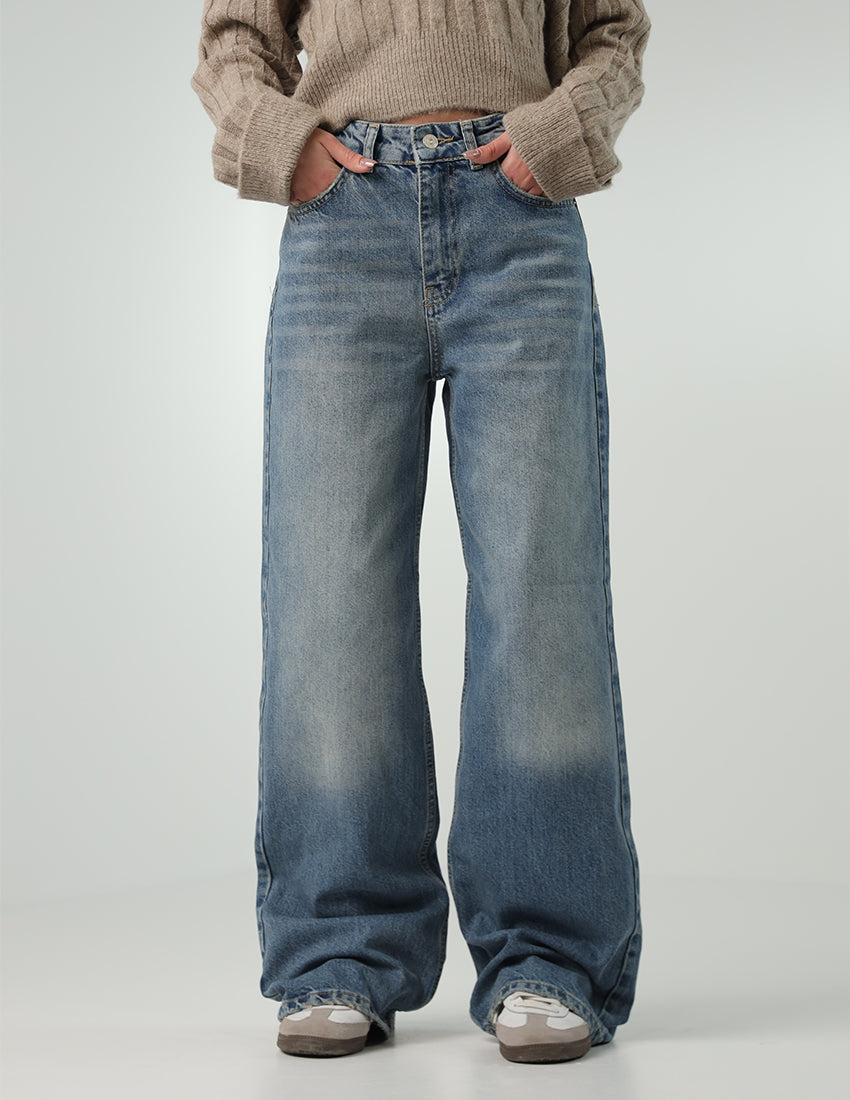 بنطال جينز مستقيم الخصر بقصّة مستقيمة ودرجات لون أزرق متباينة