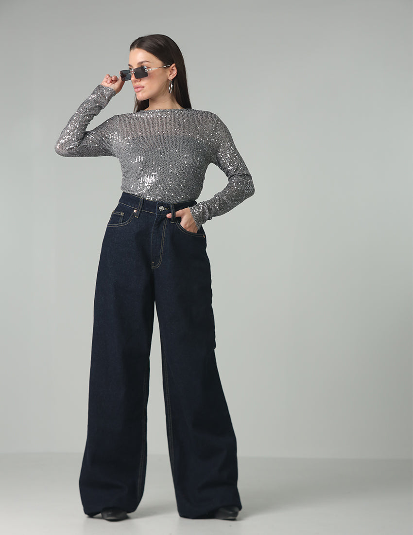 بلوزة طويلة الأكمام مزينة بالترتر وفتحة رقبة دائرية