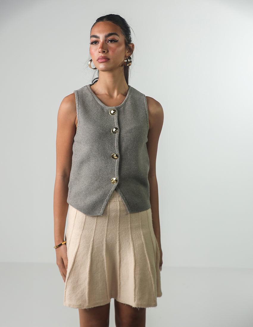 سترة تريكو بدون أكمام بأزرار ذهبية