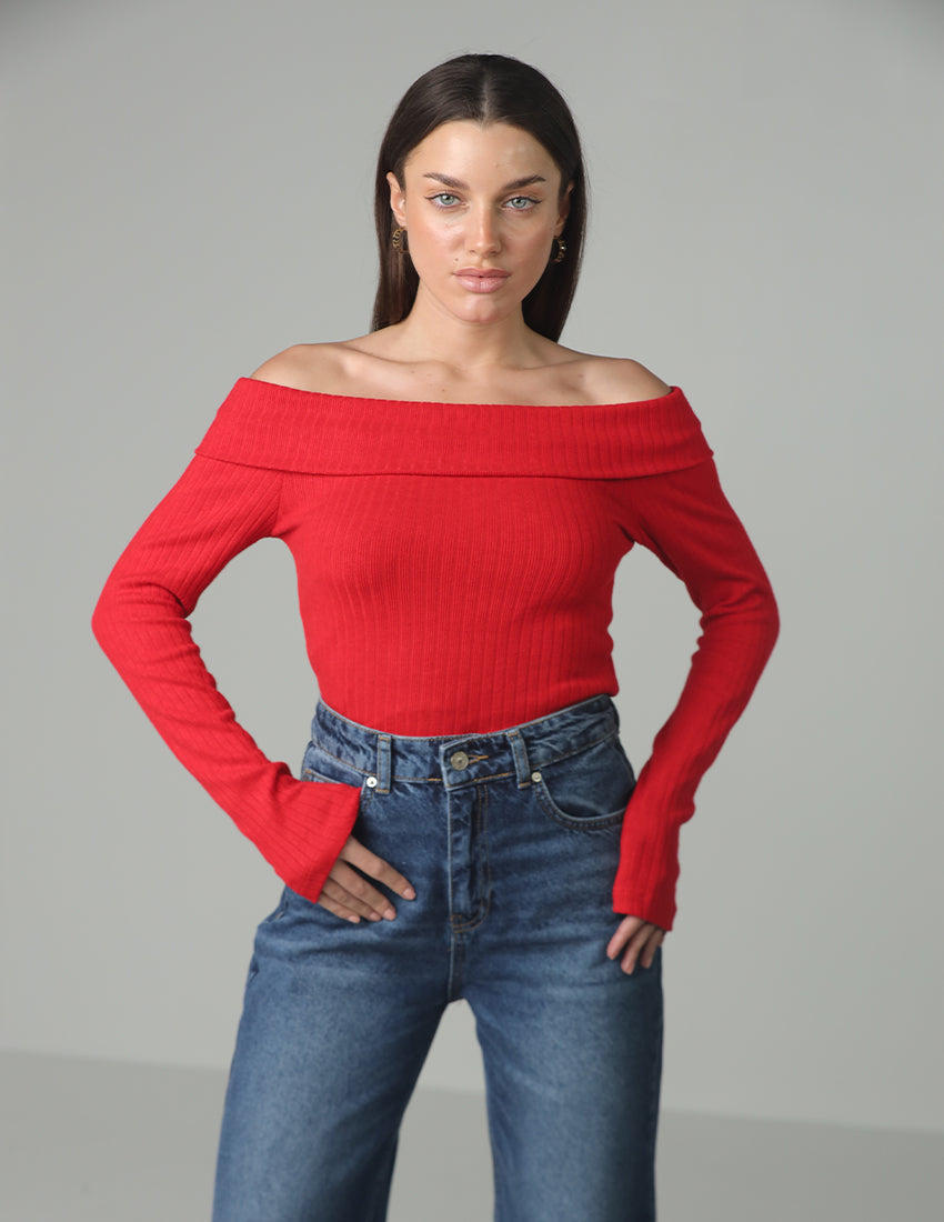 بلوزة بأكمام طويلة وأكتاف مكشوفة