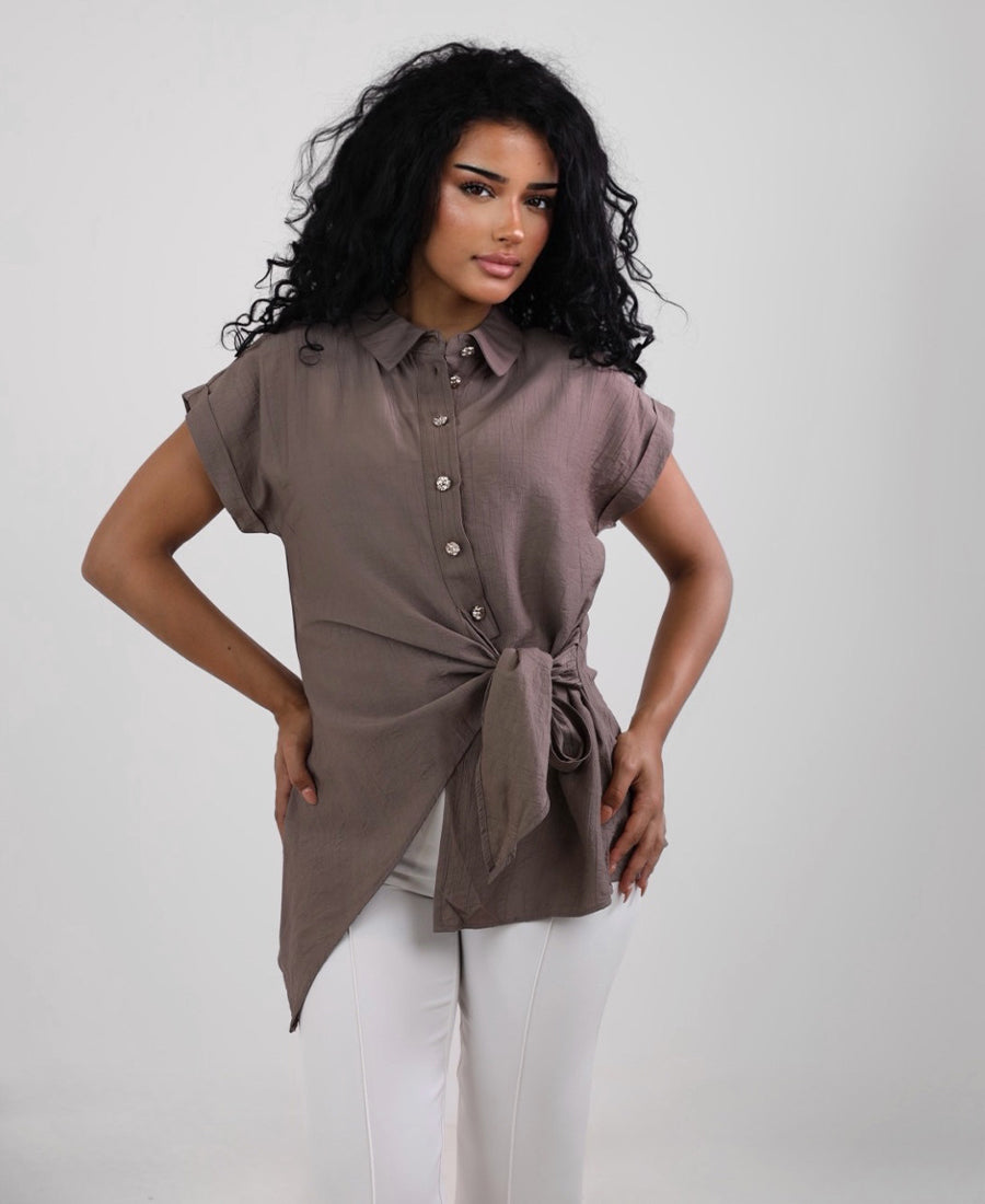 Short-sleeved shirt with a tie waist and button-up front