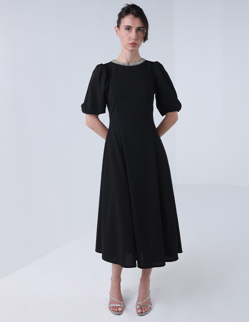 فستان متوسط الطول متدفق بفتحة رقبة مستديرة وأحجار الراين