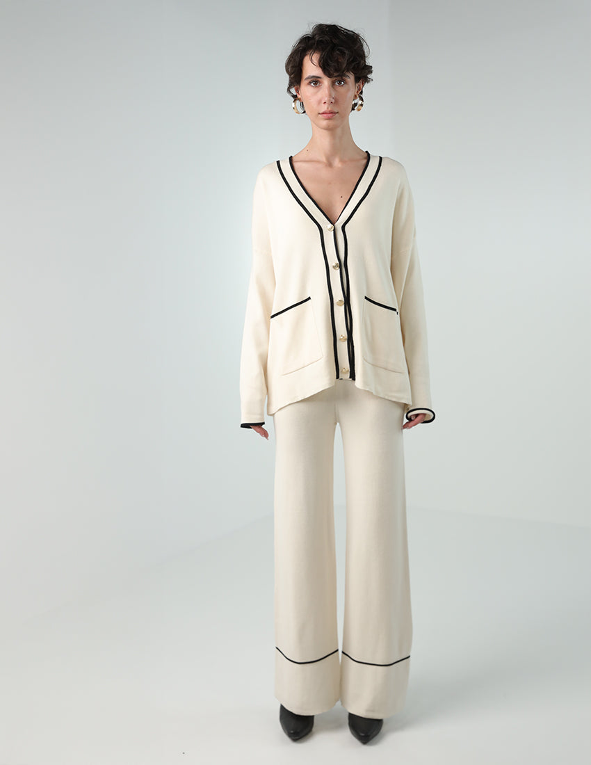 طقم تريكو من قطعتين: كارديجان بأزرار مع بنطال مستقيم