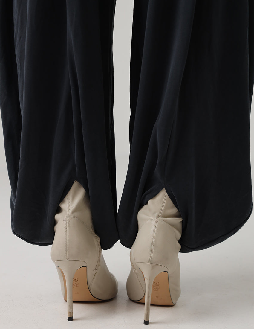 جمبسوت بدون أكمام مع خصر مطاطي وساقين واسعتين