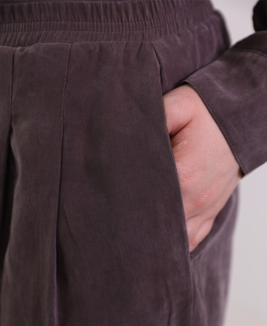 Butter fabric trousers with an elastic waistband