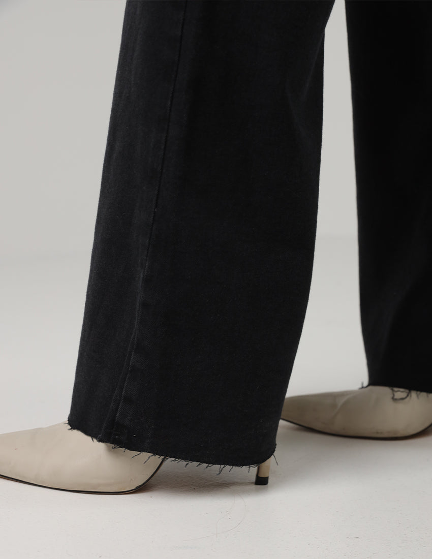 بنطال جينز أسود واسع بخصر عالٍ