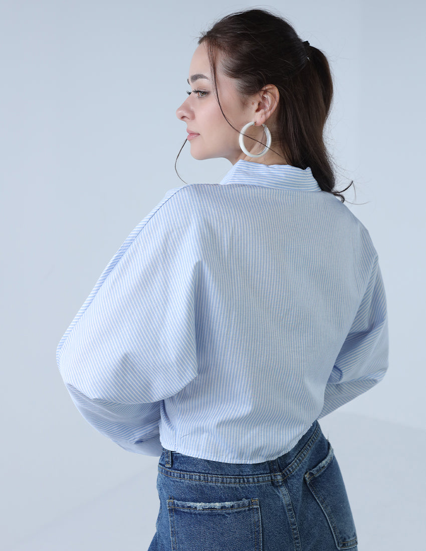 قميص بتفاصيل في الأمام