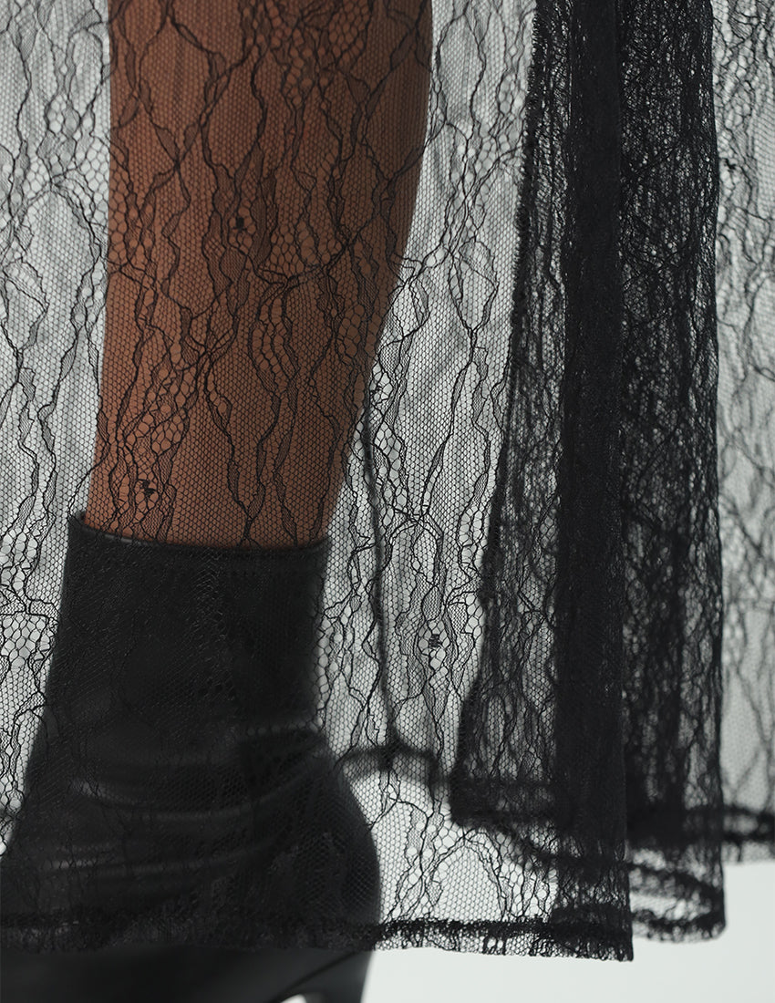 تنورة من الدانتيل الأسود الشفاف