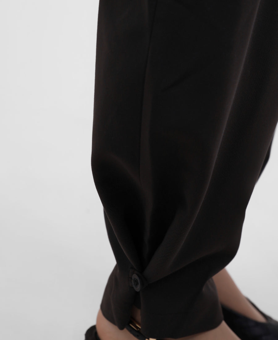 Strict pants with two buttons at the bottom of the leg