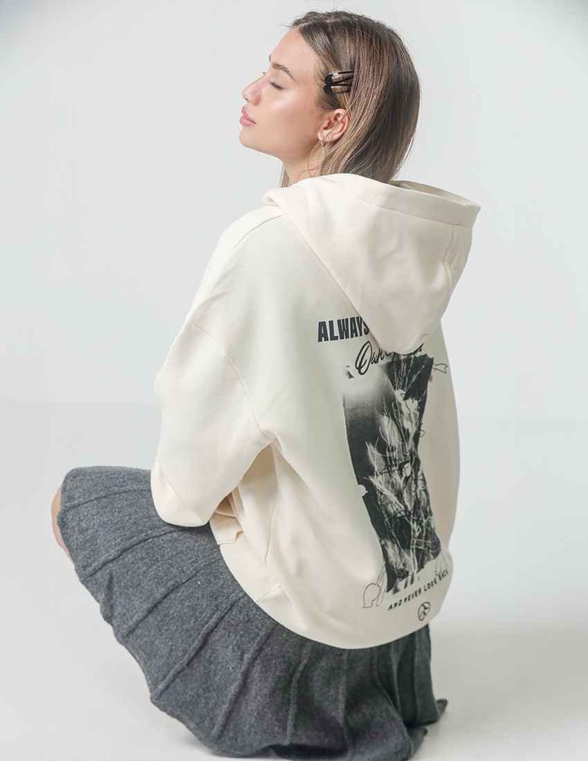 هودي مطبوع من الخلف