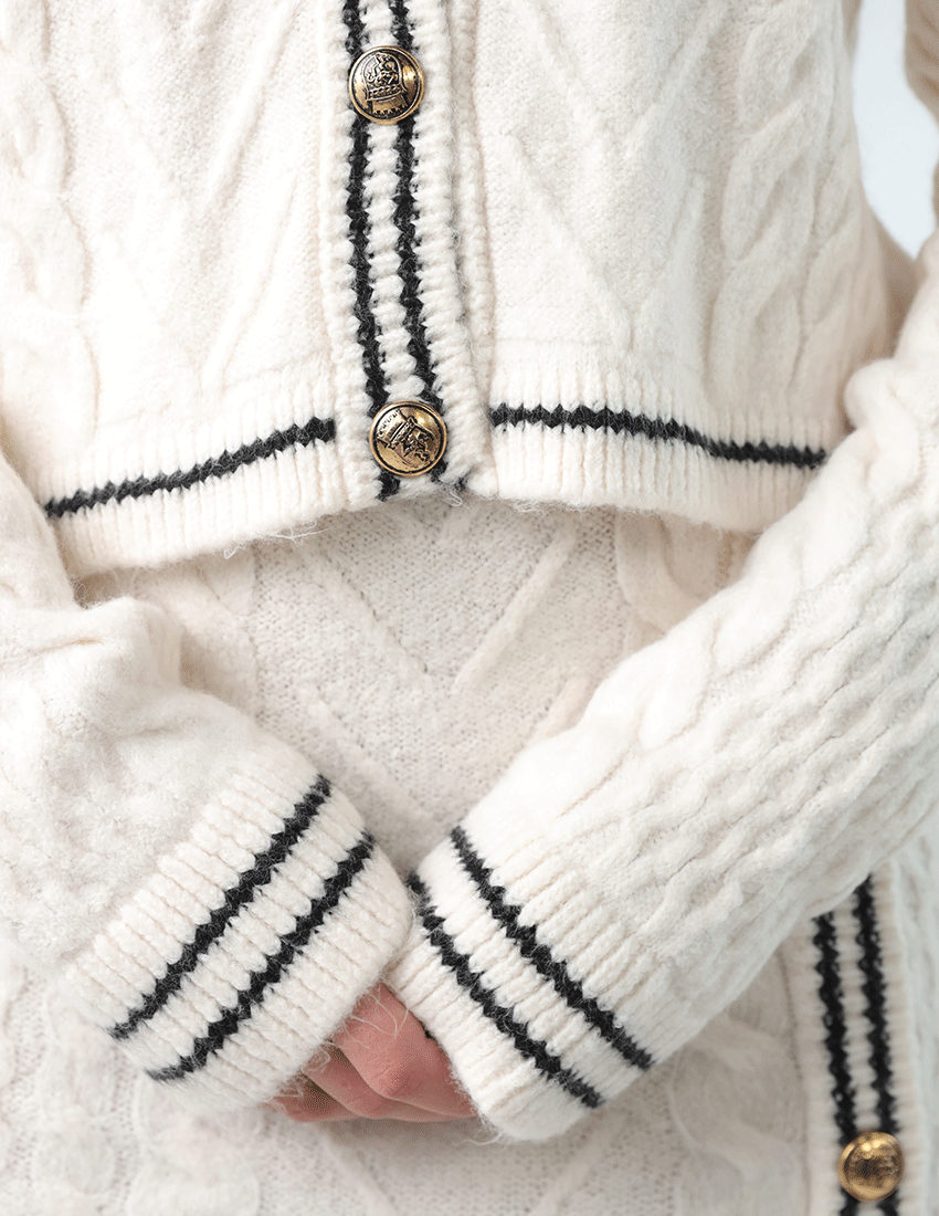 طقم من قطعتين: كارديجان تريكو وتنورة قصيرة