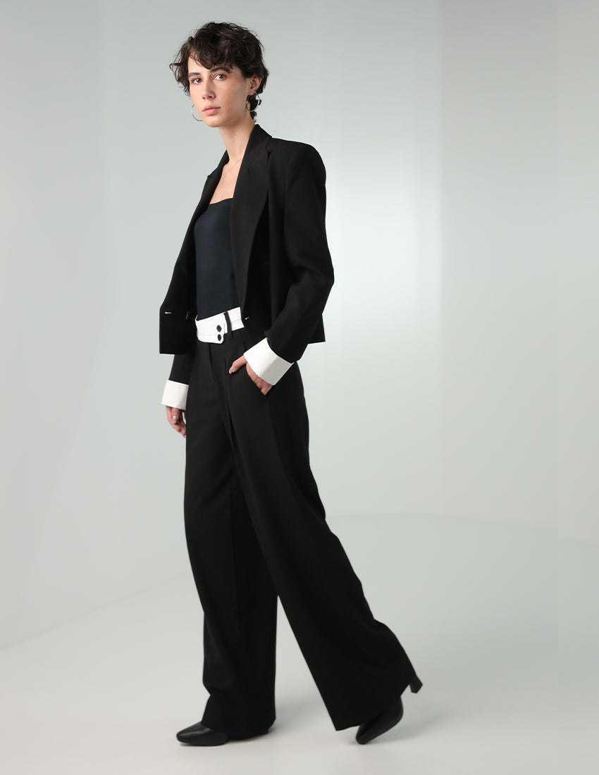 بدلة رسمية مع سترة مزدوجة الصدر وبنطلون واسع الساقين