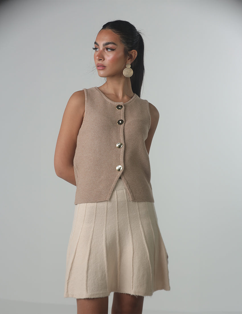 سترة تريكو بدون أكمام بأزرار ذهبية