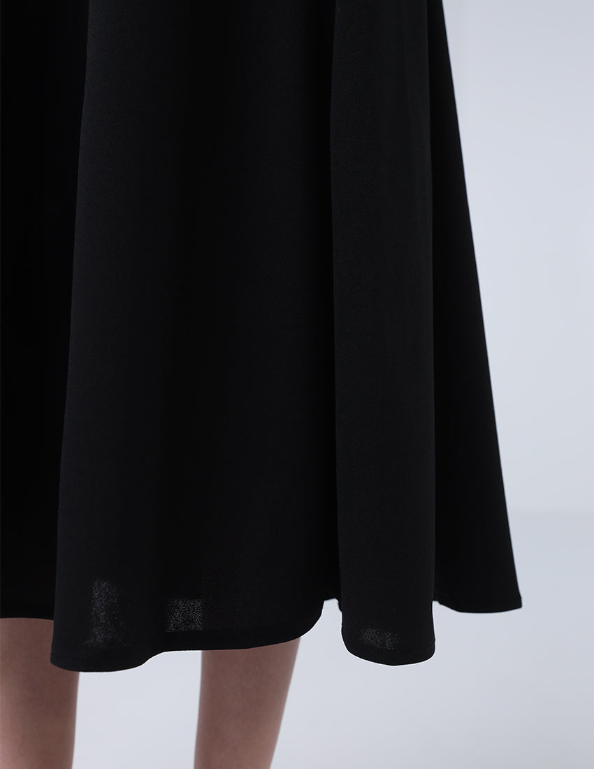 فستان متوسط الطول متدفق بفتحة رقبة مستديرة وأحجار الراين