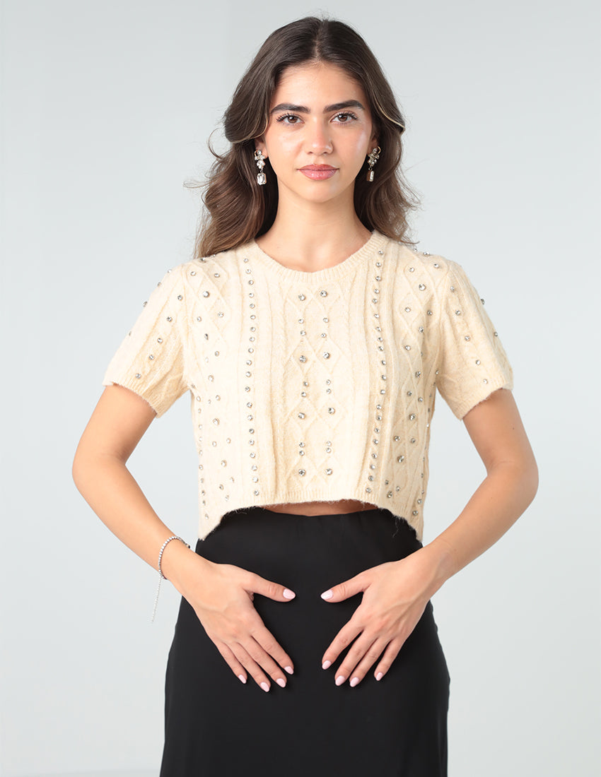 بلوزة قصيرة مع تفاصيل ستراس