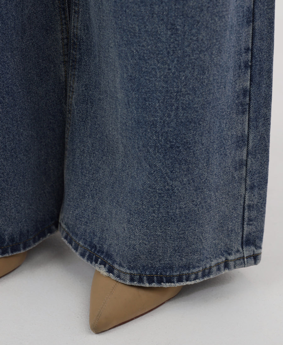 Light blue straight-cut jeans