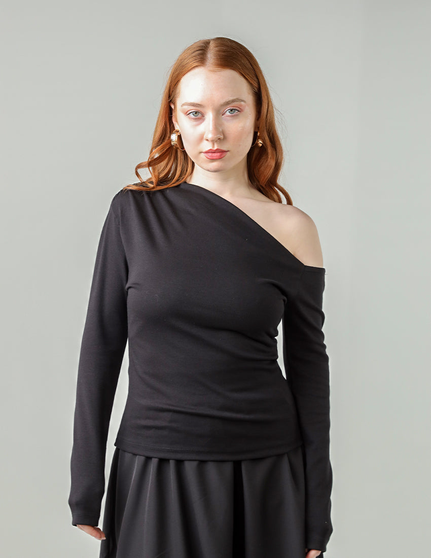 بلوزة بأكمام طويلة وأكتاف مكشوفة