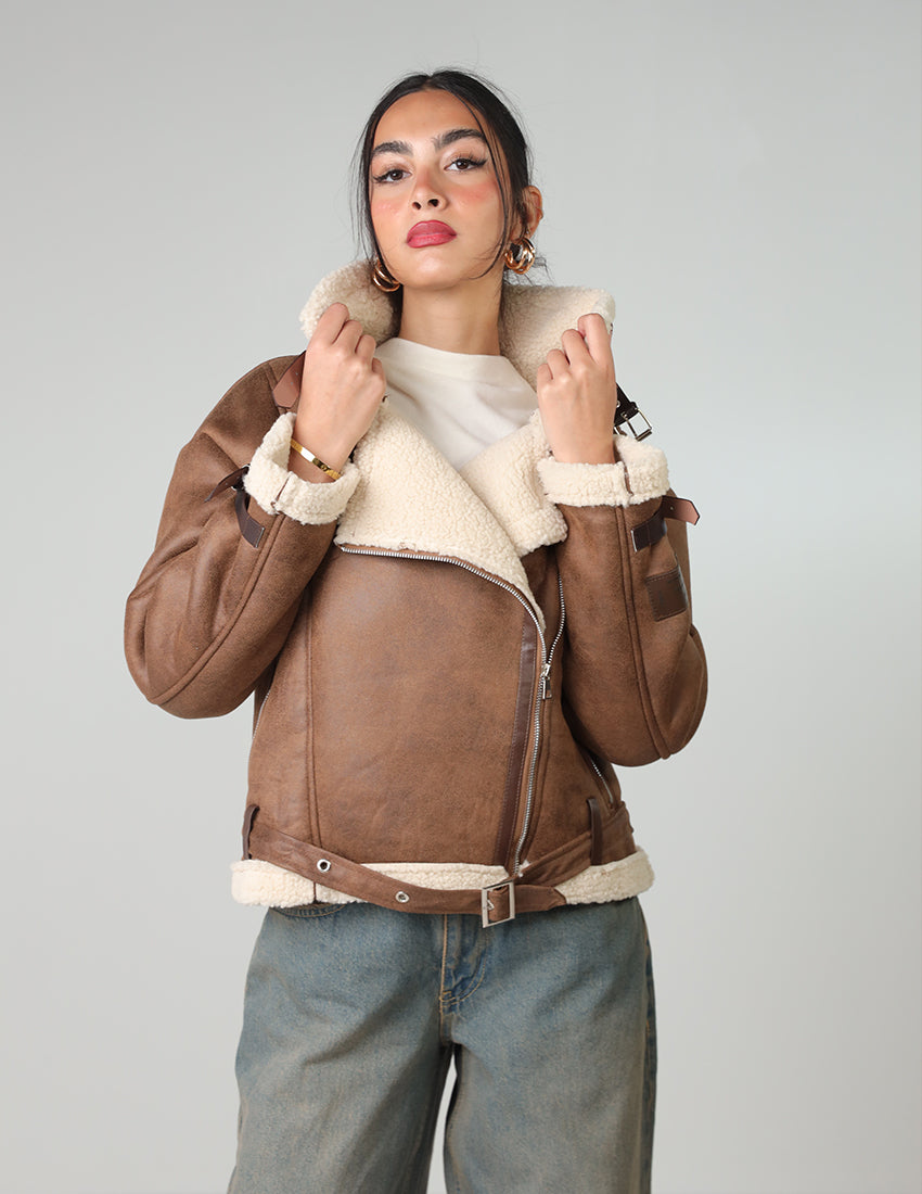 سترة مبطنة بالصوف مع أحزمة للخصر والأكمام