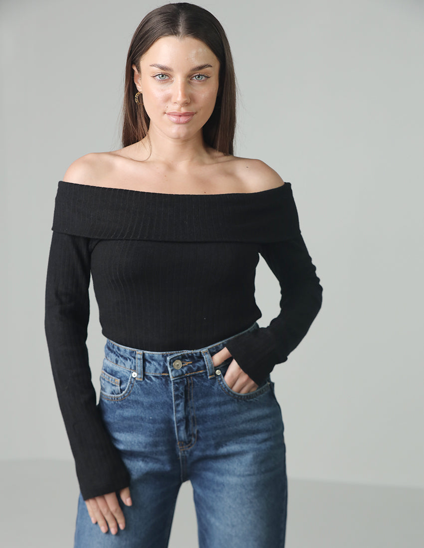 بلوزة بأكمام طويلة وأكتاف مكشوفة