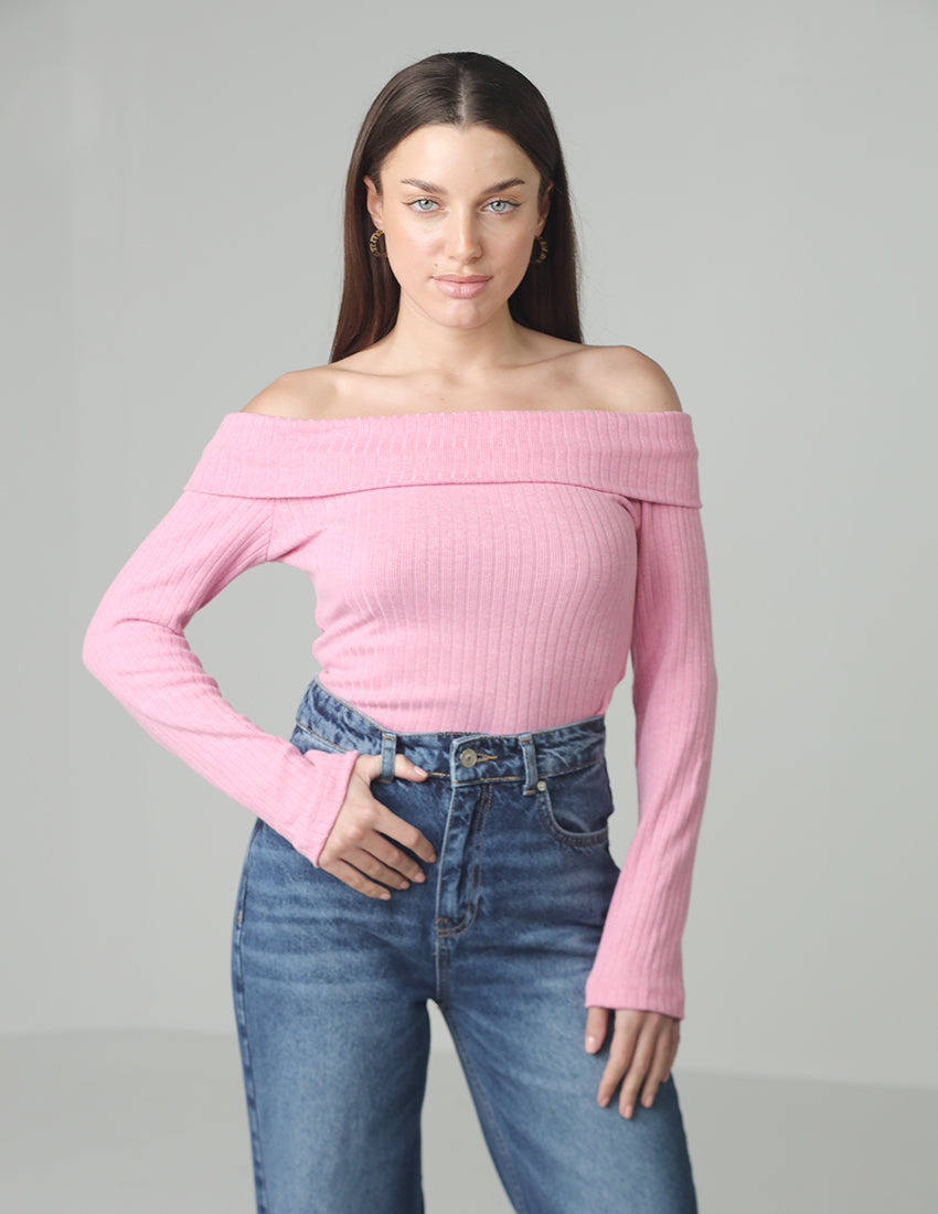 بلوزة بأكمام طويلة وأكتاف مكشوفة