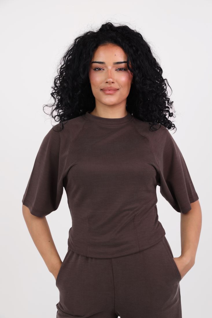 T-shirt with a stripe at the shoulders and waist