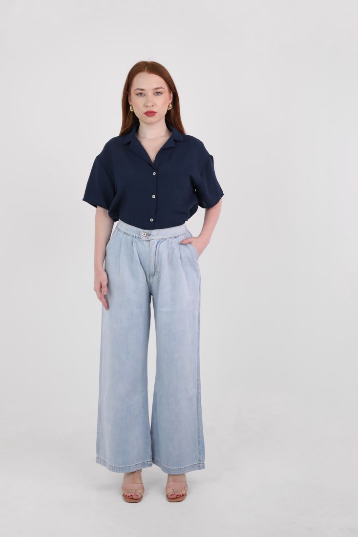 Loose straight-cut with pleats at the waist jeans