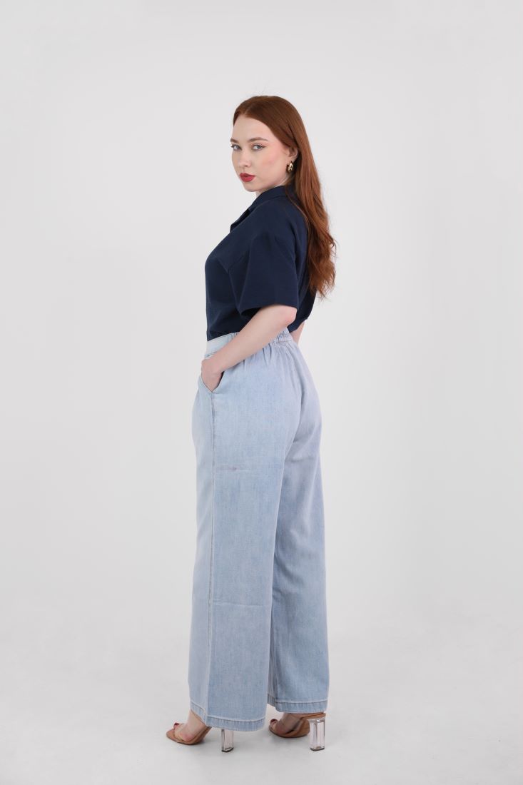 Loose straight-cut with pleats at the waist jeans