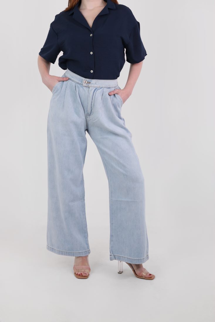 Loose straight-cut with pleats at the waist jeans
