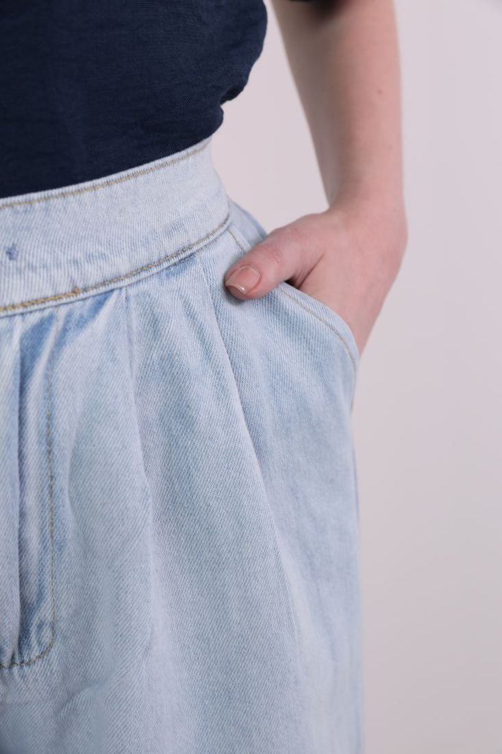 Loose straight-cut with pleats at the waist jeans