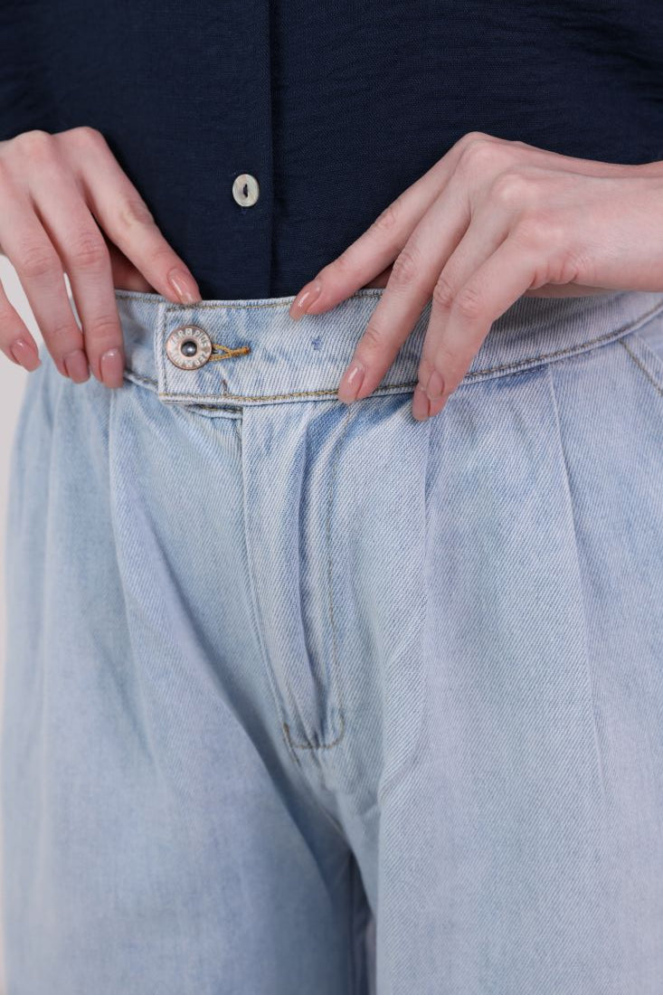 Loose straight-cut with pleats at the waist jeans