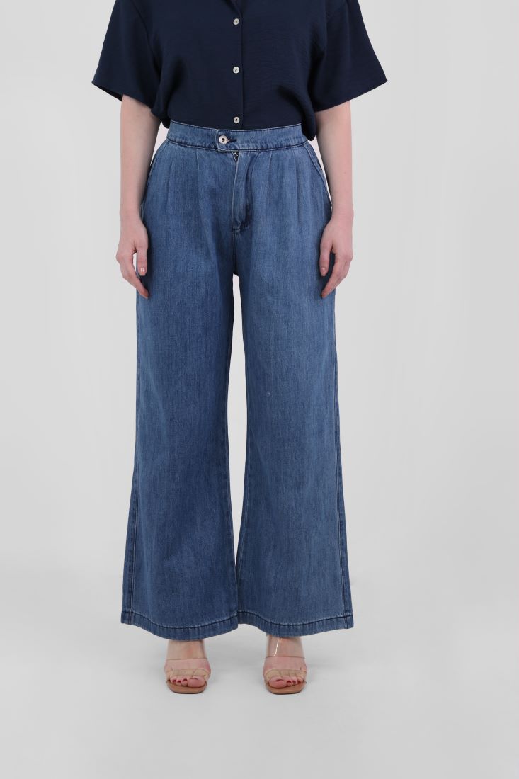 Loose straight-cut with pleats at the waist jeans