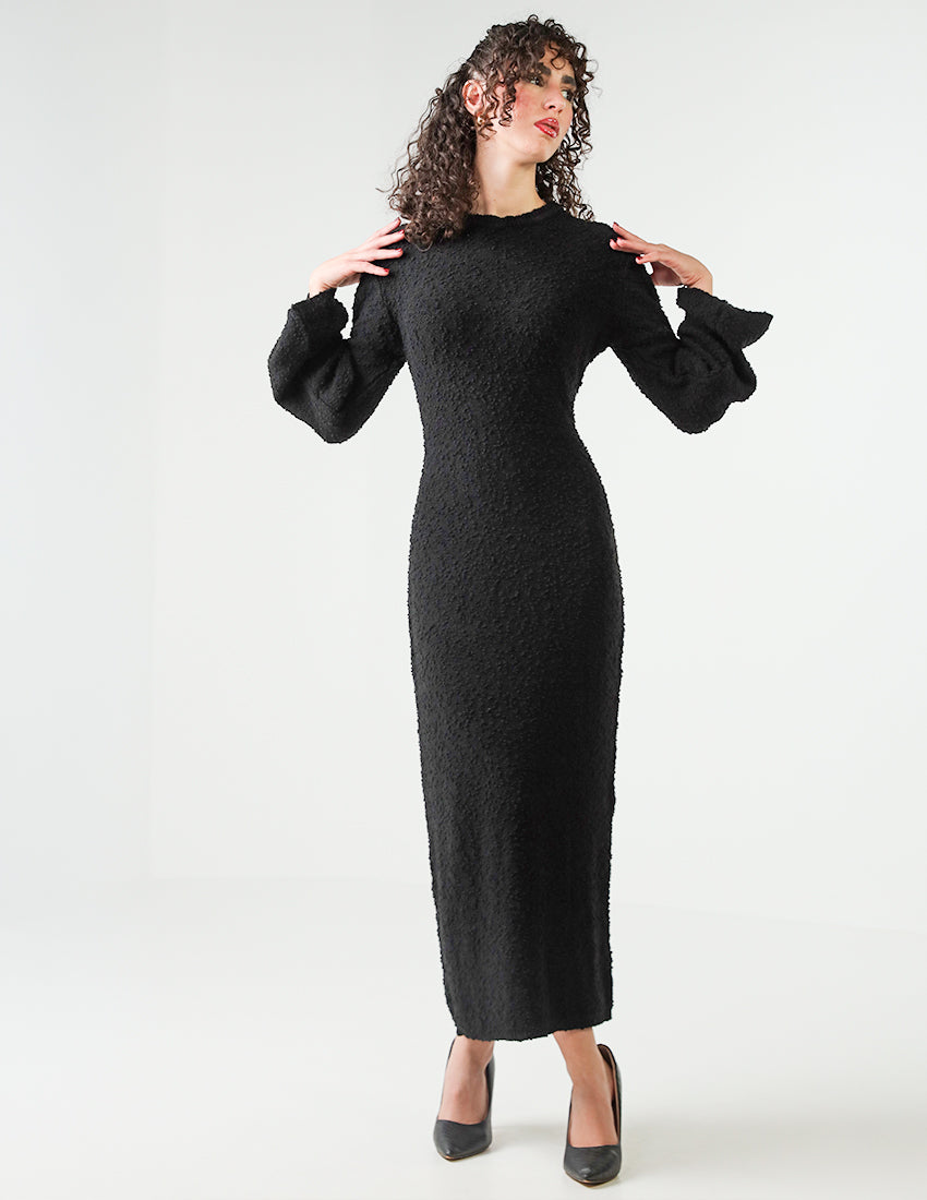 فستان طويل بتفاصيل منقطة وأكمام ملائكية