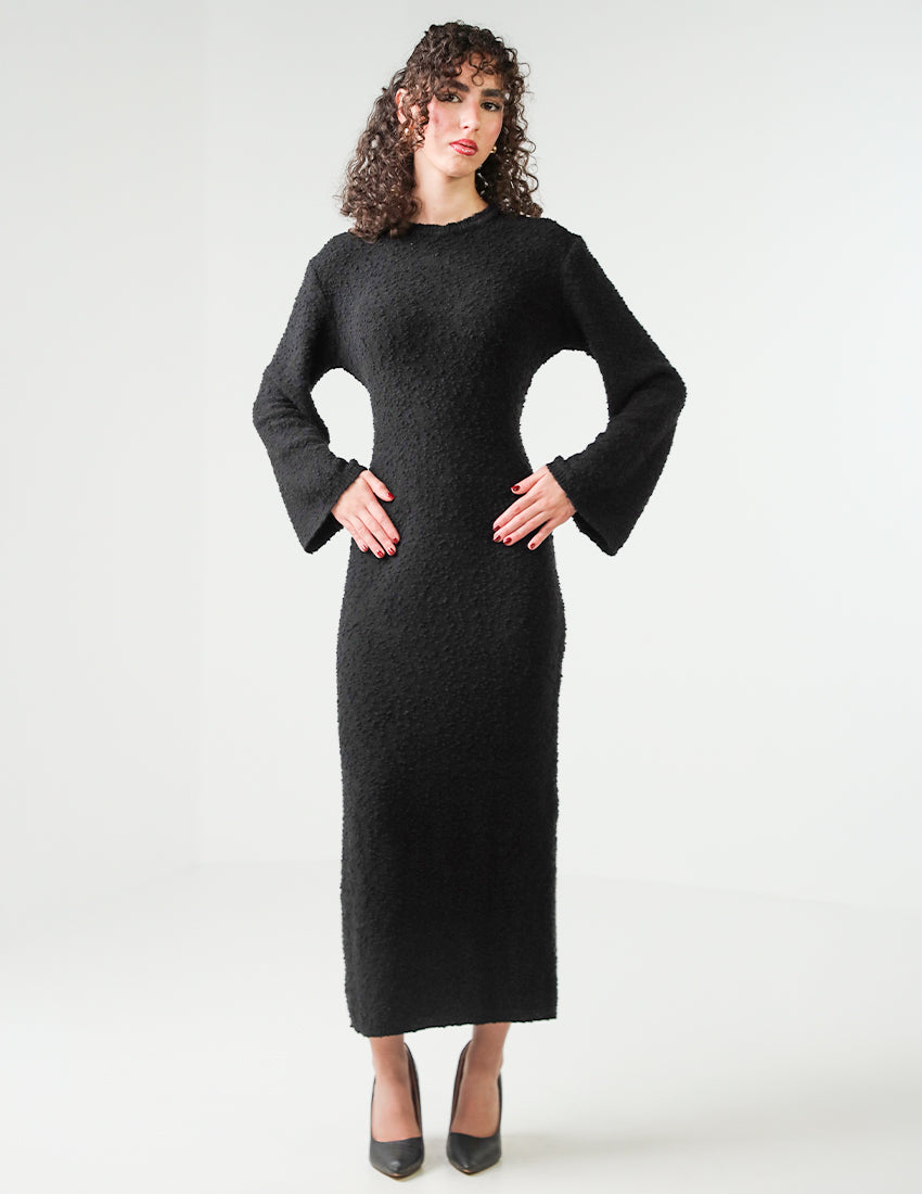 فستان طويل بتفاصيل منقطة وأكمام ملائكية