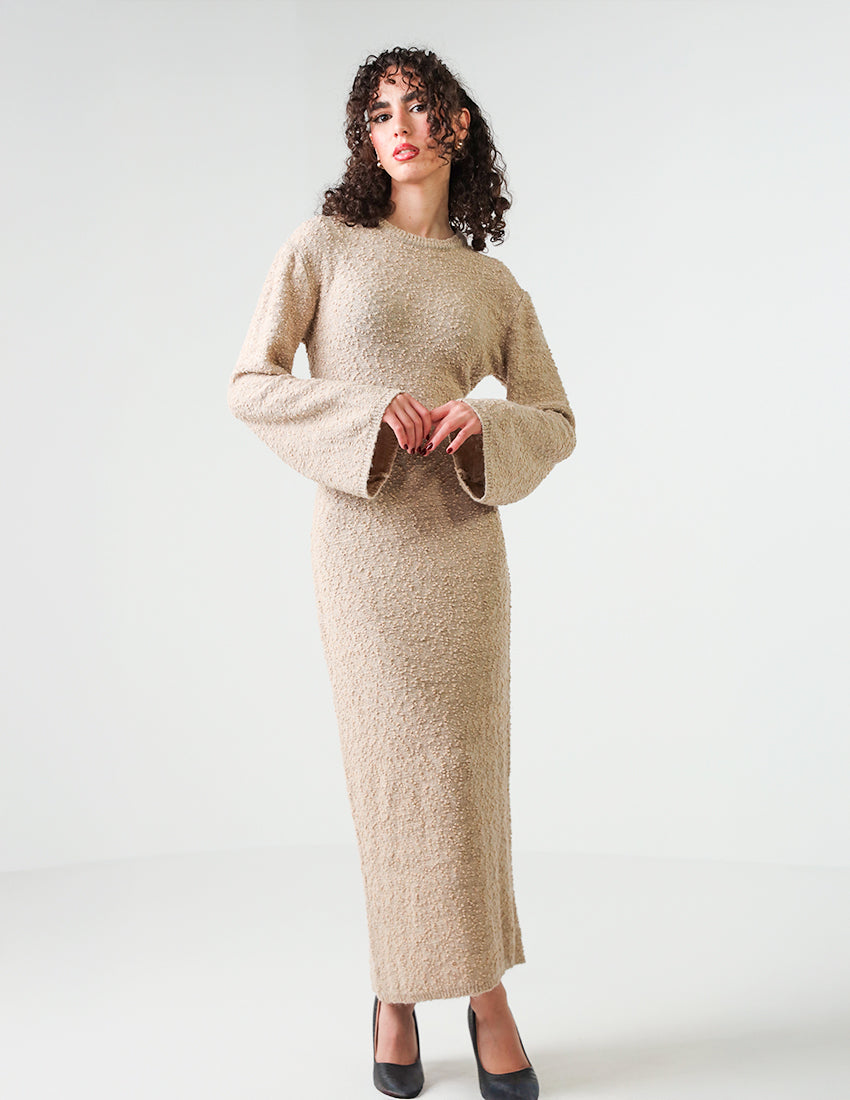 فستان طويل بتفاصيل منقطة وأكمام ملائكية