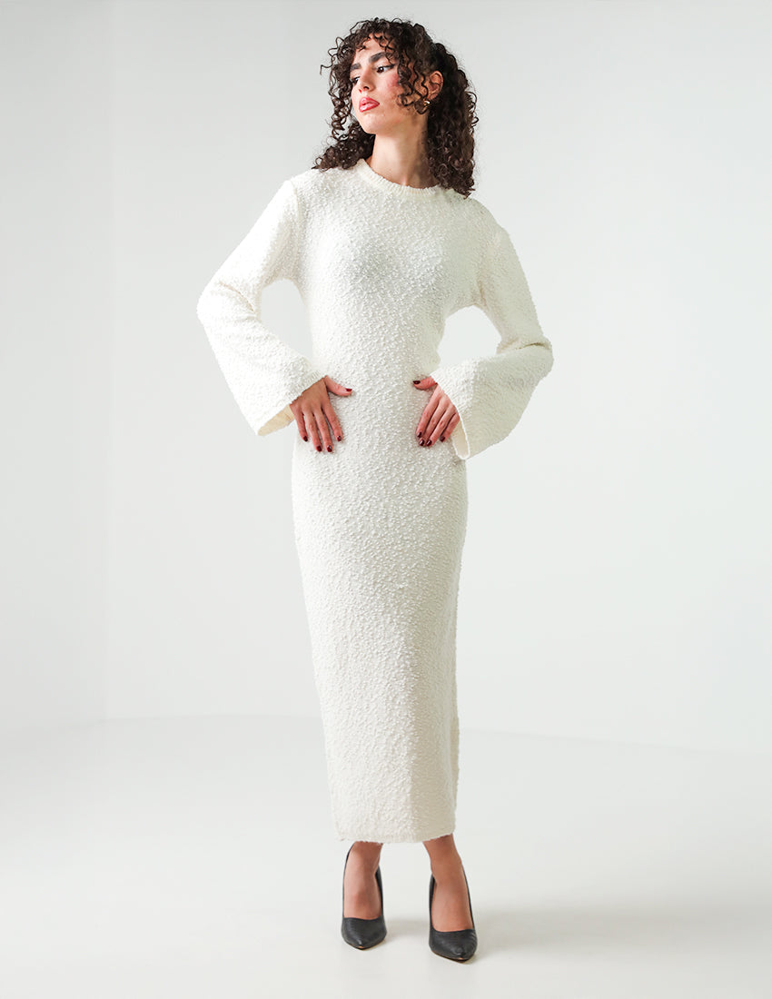 فستان طويل بتفاصيل منقطة وأكمام ملائكية