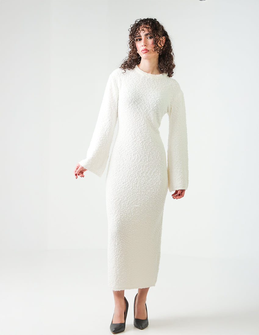 فستان طويل بتفاصيل منقطة وأكمام ملائكية