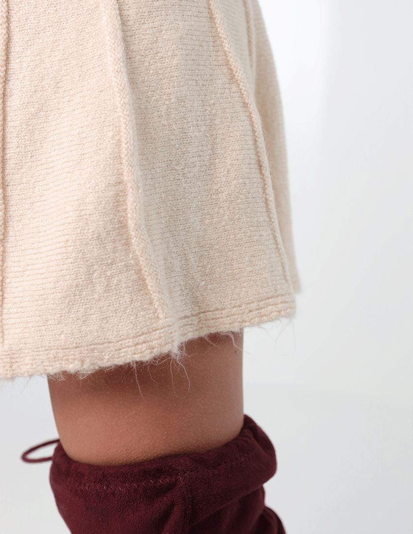 طقم من قطعتين: بلوزة تريكو بياقة مدورة وتنورة قصيرة واسعة