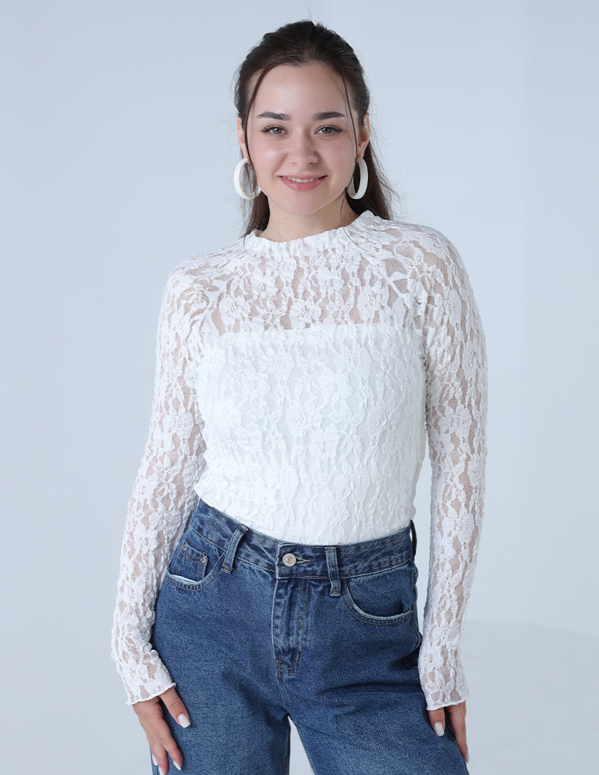 بلوزة بيضاء بأكمام طويلة