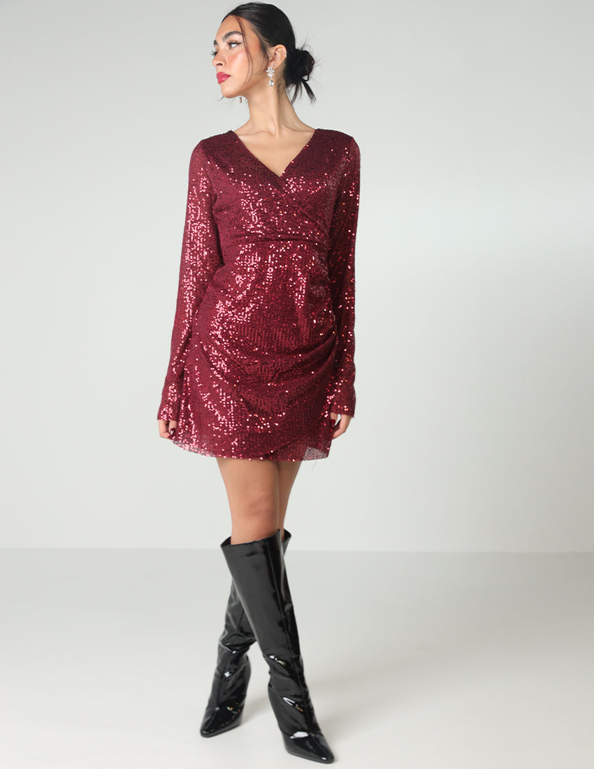 فستان قصير من الترتر بفتحة رقبة على شكل حرف V وأكمام طويلة